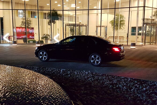 Airport Limousine Transfer: Arlanda Airport to Stockholm City 1-7 Passengers - The driver experience: punctuality and a friendly welcome
