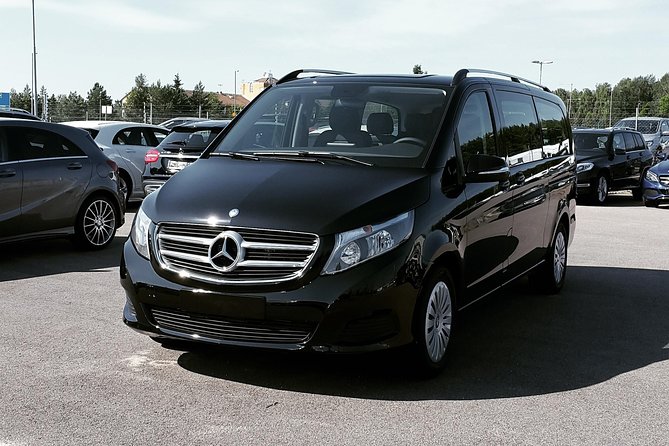 Airport Limousine Transfer: Stockholm City to Arlanda Airport 1-7 Passengers - The 40-minute drive to Arlanda