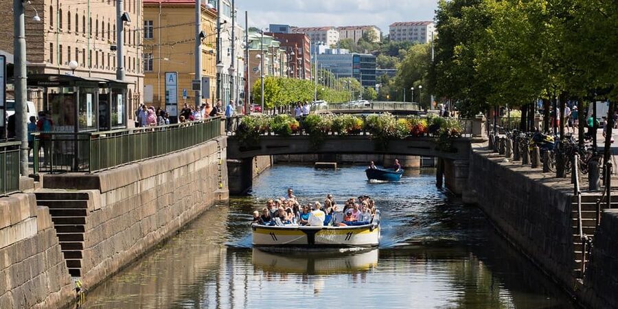Gothenburg: City Canal Sightseeing Cruise - Why the live guide matters