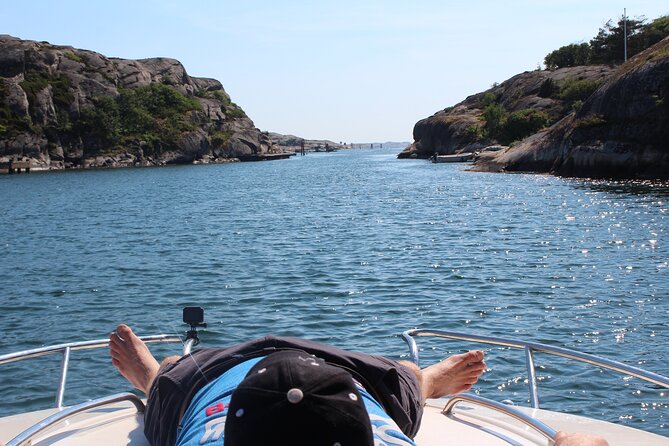 Grebbestad Boat Tour - A small boat that keeps the coast close