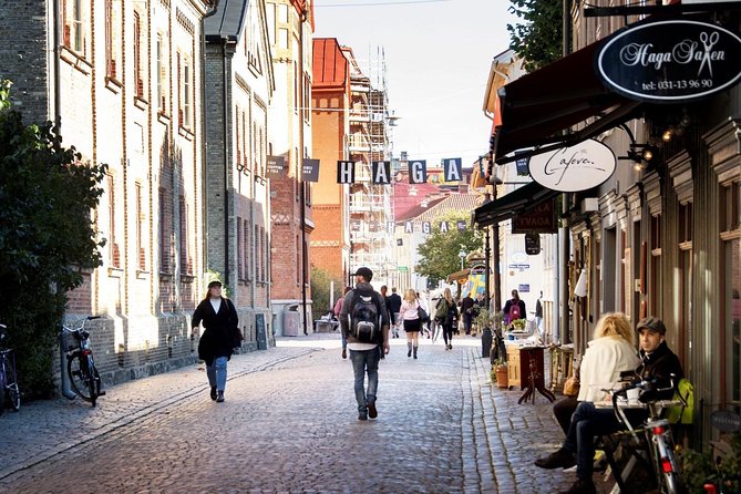 Haga Sightseeing Tour - What the wooden houses add to the walk