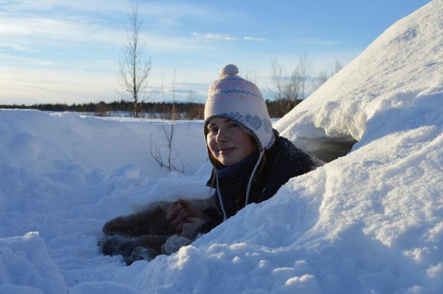 Kiruna: Build your own igloo overnight Tour - Dinner beside the open fire