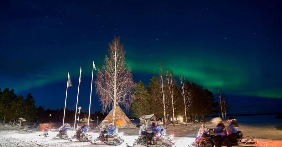 Luleå : Northern lights snowmobile tour - Following the guide into the Arctic darkness