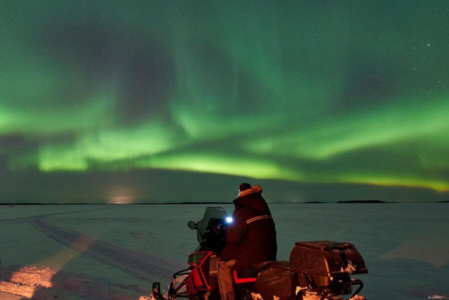 Luleå : Northern lights snowmobile tour - A warm pause with Swedish refreshments