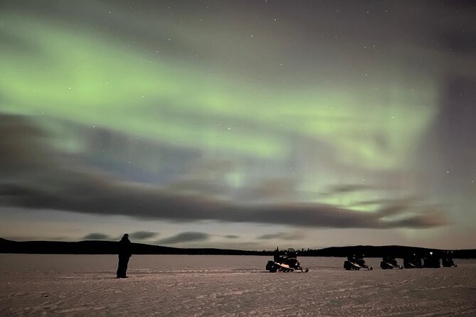 Northern Light snowmobile tour in Kiruna 7:30 pm - A warm fika break in the middle