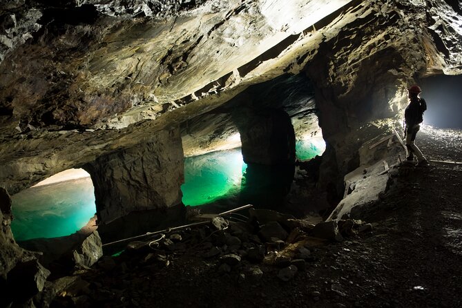 Sauna Ritual of the Lady of the Mine Experience - Reaching the sauna beside the crystal-clear lake