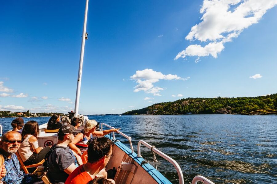 Stockholm: City Archipelago Sightseeing Cruise with Guide - Moving toward the inner archipelago