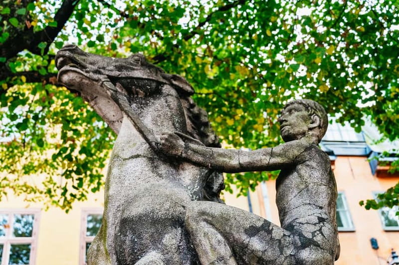 Stockholm: Ghost Walk and Historical Tour - The lantern-lit mood after dark