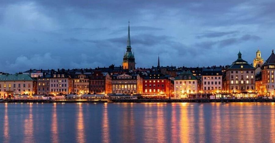 Stockholm: Must-See Attractions Walking Tour with a Guide - The Royal Palace and the St. George statue