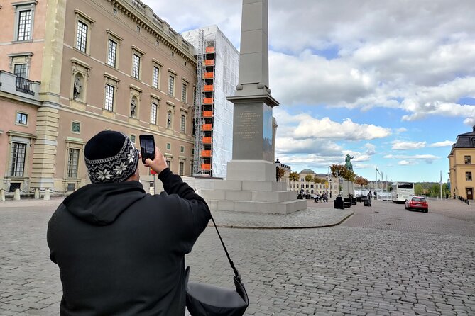 Stockholm Must See - Old Town, boat + Vasa Museum 3h small group - Slottsbacken, the palace, and Stockholm’s royal opening