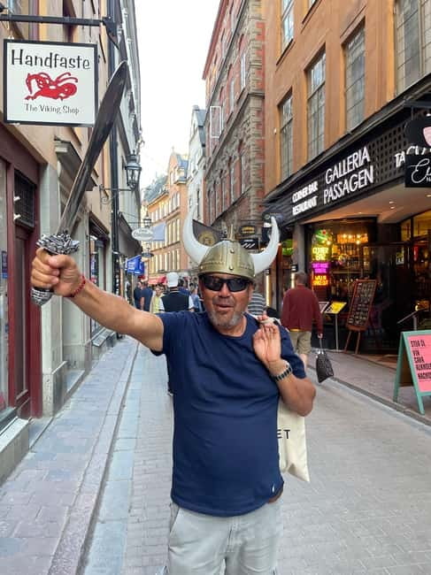 Stockholm: Old Town Guided Walking Tour (English / Deutsch) - From old lanes to Västerlånggatan