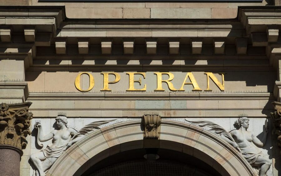 Stockholm: Old Town Highlights Private Walking Tour - What the guides add to the experience