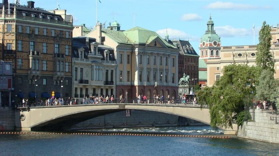 Stockholm: Old Town Walking Tour and the Vasa Museum - Meeting at Munkbrogatan and seeing Lake Mälaren