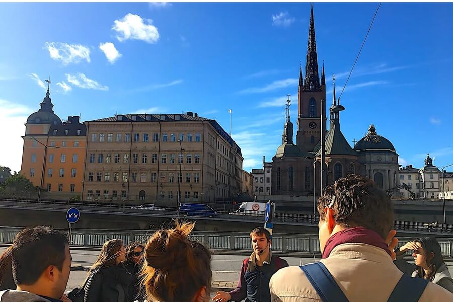 Stockholm: Old Town Walking Tour with Local Guide - Iron Boy, the moon-watching statue