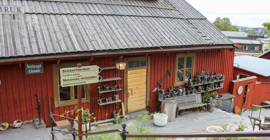 Stockholm: Personalized Guided Tour for Families - Gamla Stan: medieval lanes and spooky stories