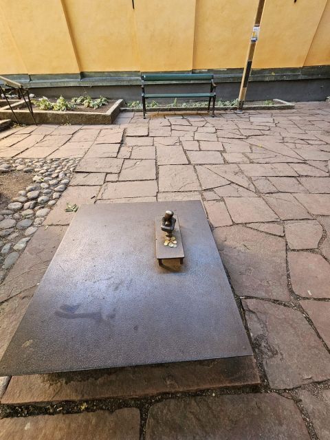 Stockholm: Secrets of Gamla Stan Guided Tour w/ Fika Option - Why Gamla Stan works best on foot